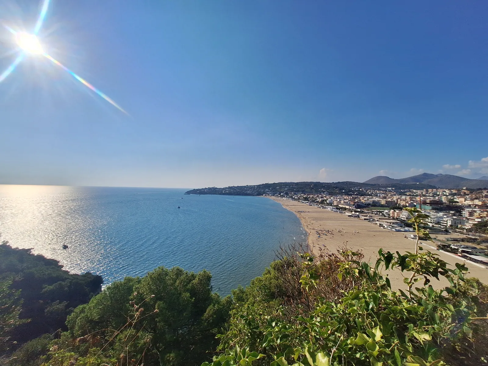 Panorama della spiaggia di Serapo e della costa di Gaeta dalla Montagna Spaccata