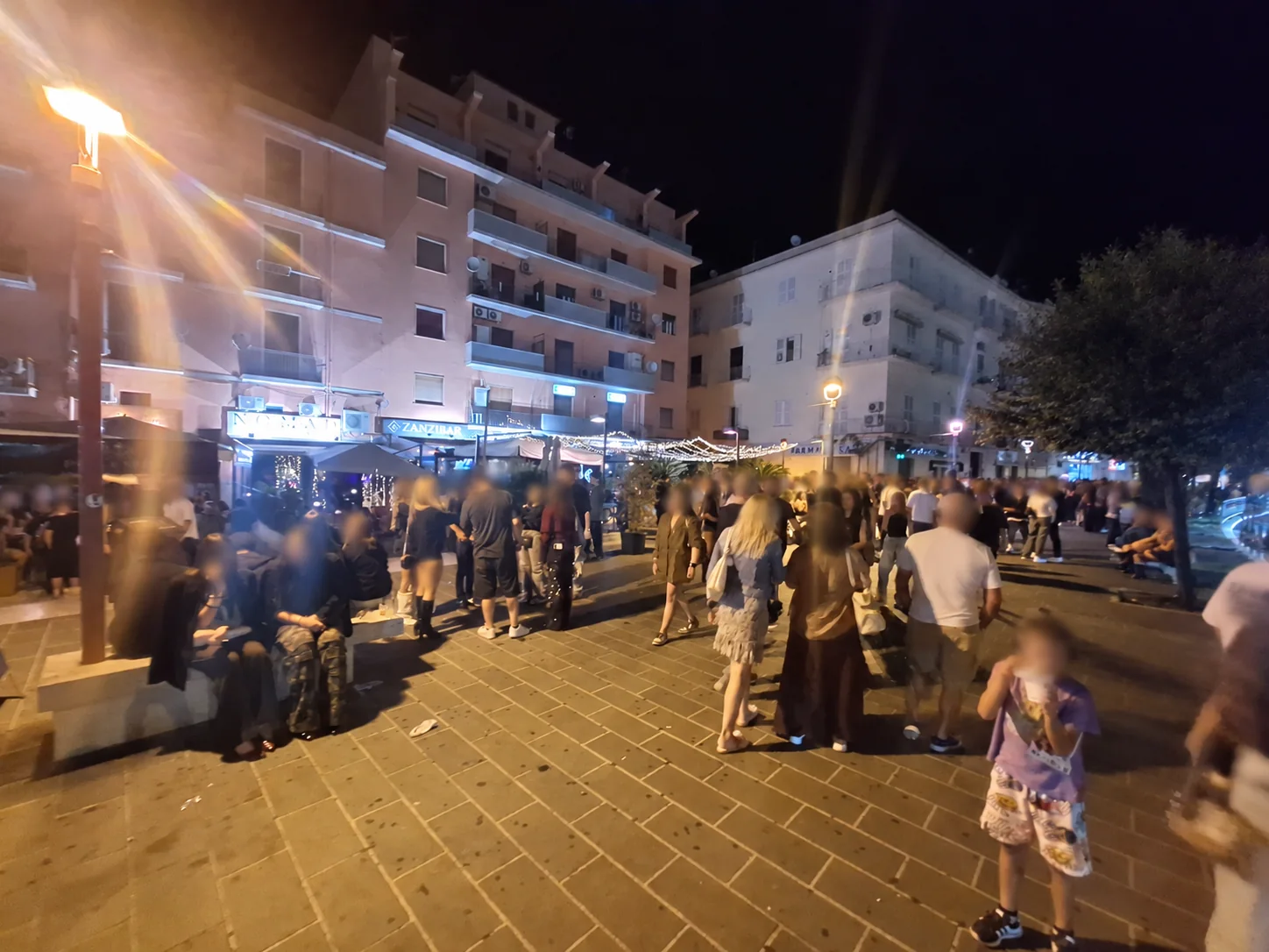 Passeggio serale nel centro di Formia durante un normale sabato