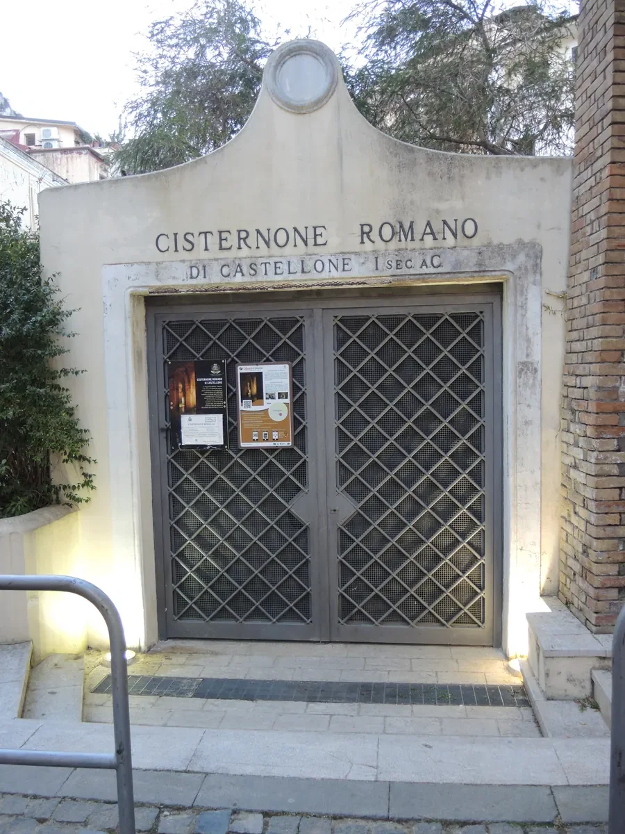 Interno del Cisternone Romano di Formia illuminato