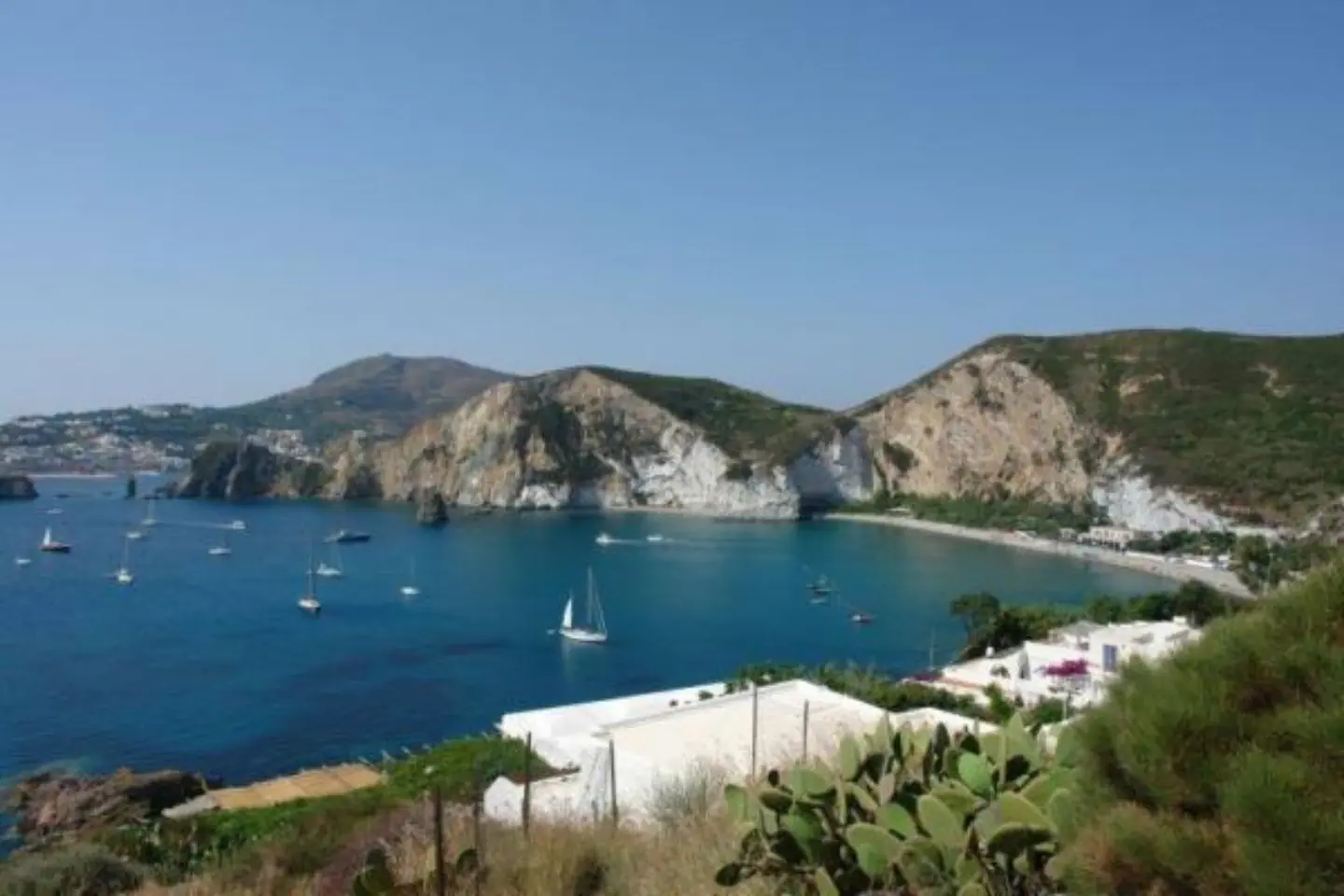 La baia di Chiaia di Luna a Ponza vista dal mare